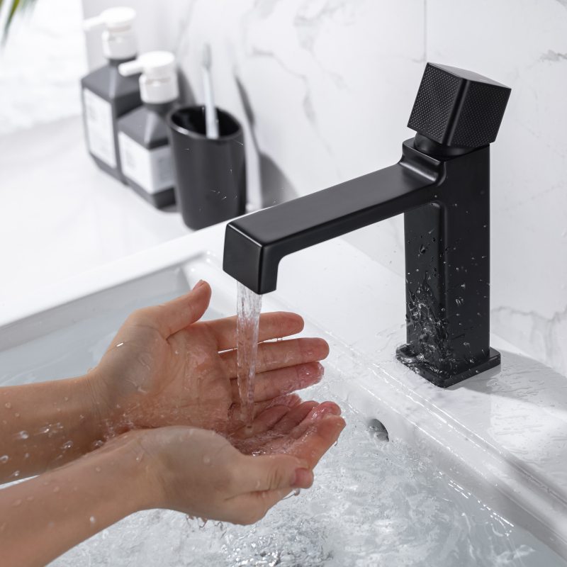 Hot And Cold Matte Black Brass Materials Bathroom Faucet Basin Faucet Luxurious Sink Tap